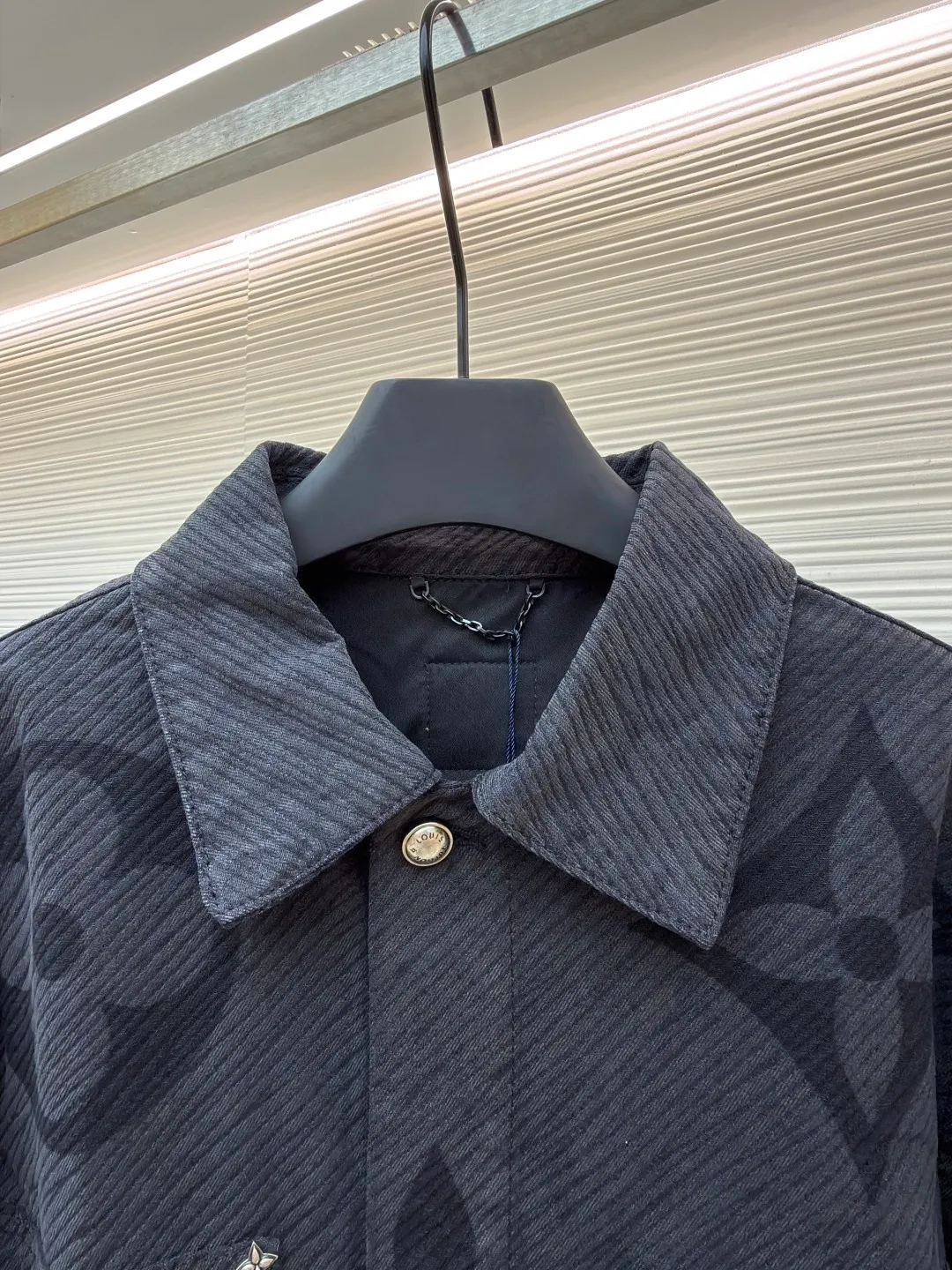 LOUIS VUITTON gradient letter denim jacket ●Authentic product: purchased and developed by 25248 ●Item number: 1680831-B95 ●Fabric: denim fabric ●Technology: Tie-dye process ●Version: fitted version ●Weight: about 1185 grams ●Size: 46-48-50-52 ●Description: The tie-dye process interprets the dreamlike colors of the Northern Lights. It is not only fashionable and versatile, but also enhances the aura and becomes the focus of attention. It can be matched with the same style to create a fashionable look and control various occasions.